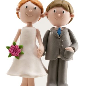 NOIVOS EM CLAY DE MÃO DADA 13 CM